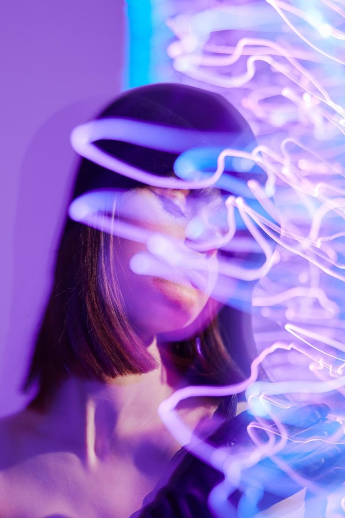 Profissional em ambiente futurista com luz neon, representando a evolução pela IA